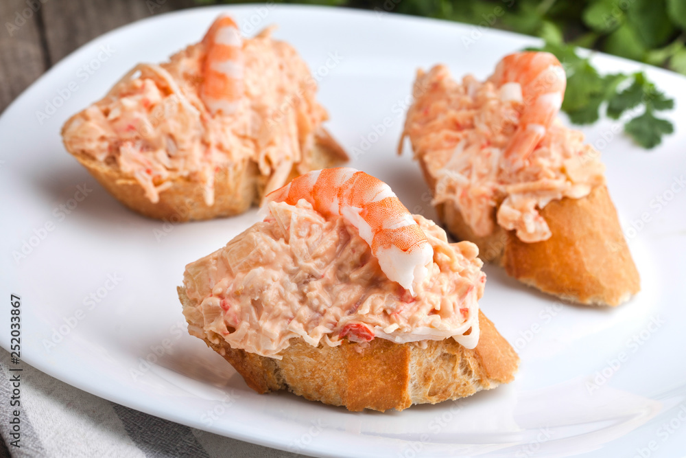 Pincho de gamba con ensaladilla Pincho de gamba con ensaladilla