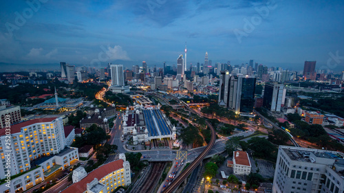 Obraz na płótnie Cloudy sunset over Kuala Lumpur City Skyline showing the transportation arteries withing the heart of the city's transportation hub. w salonie