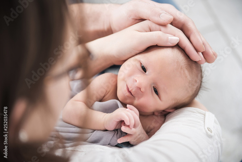 Fotótapéta Neugeborener Junge ist entspannt und glücklich