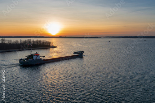 Ein Küstenmotorschiff bei Sonnenaufgang © Ronald Rampsch