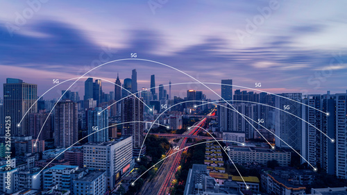 Obraz na płótnie 5G network wireless systems and internet of things with modern city skyline w salonie
