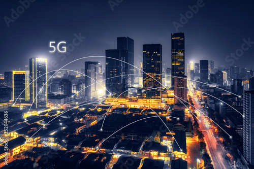 Obraz na płótnie 5G network wireless systems and internet of things with modern city skyline w salonie