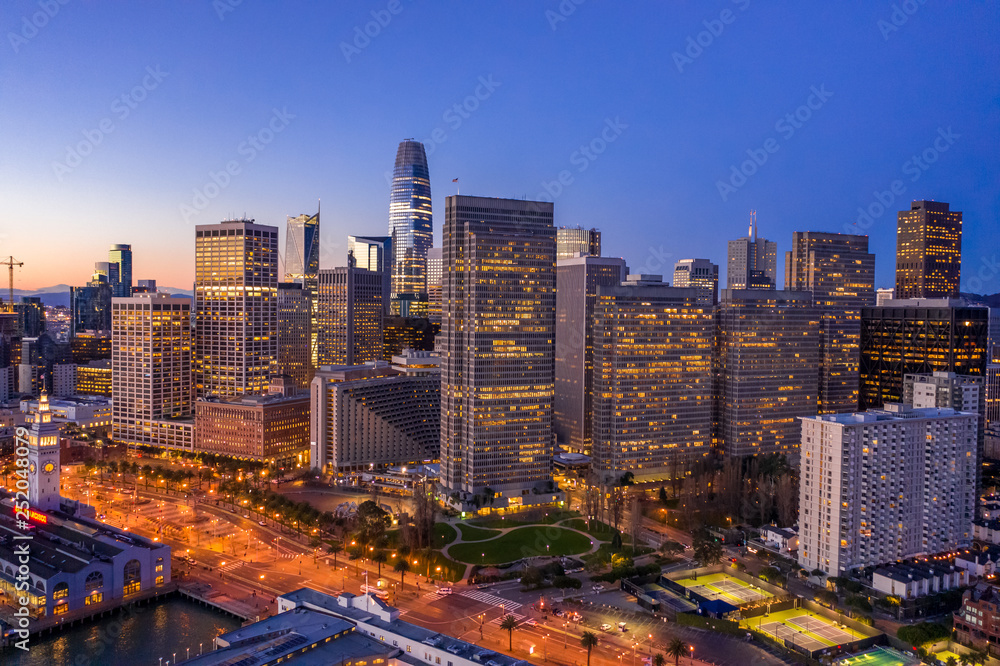 Naklejka premium San Francisco downtown skyline aerial