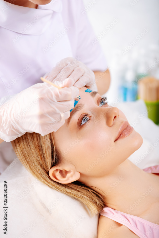 Client of depilatory salon having eyebrows corrected