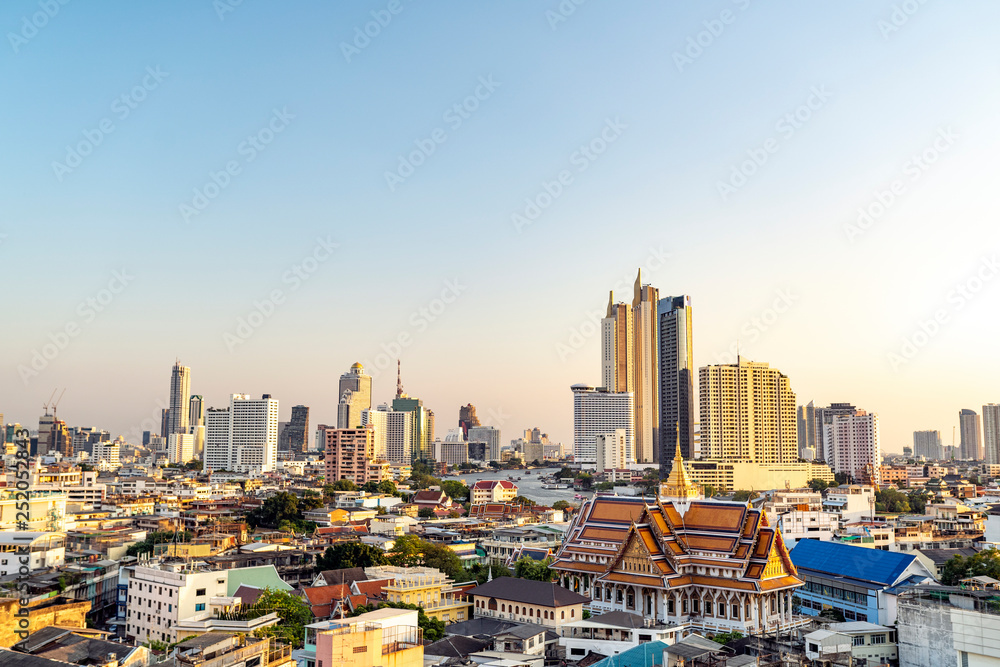 Bangkok Skyline mit Kloster