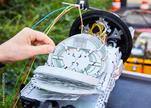 Wallpaper Mural Verlegung und Anschluss eines Glasfaser  Kabels Torontodigital.ca