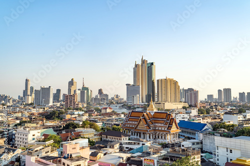 Bangkok Skyline mit Kloster bei Sonnenuntergang