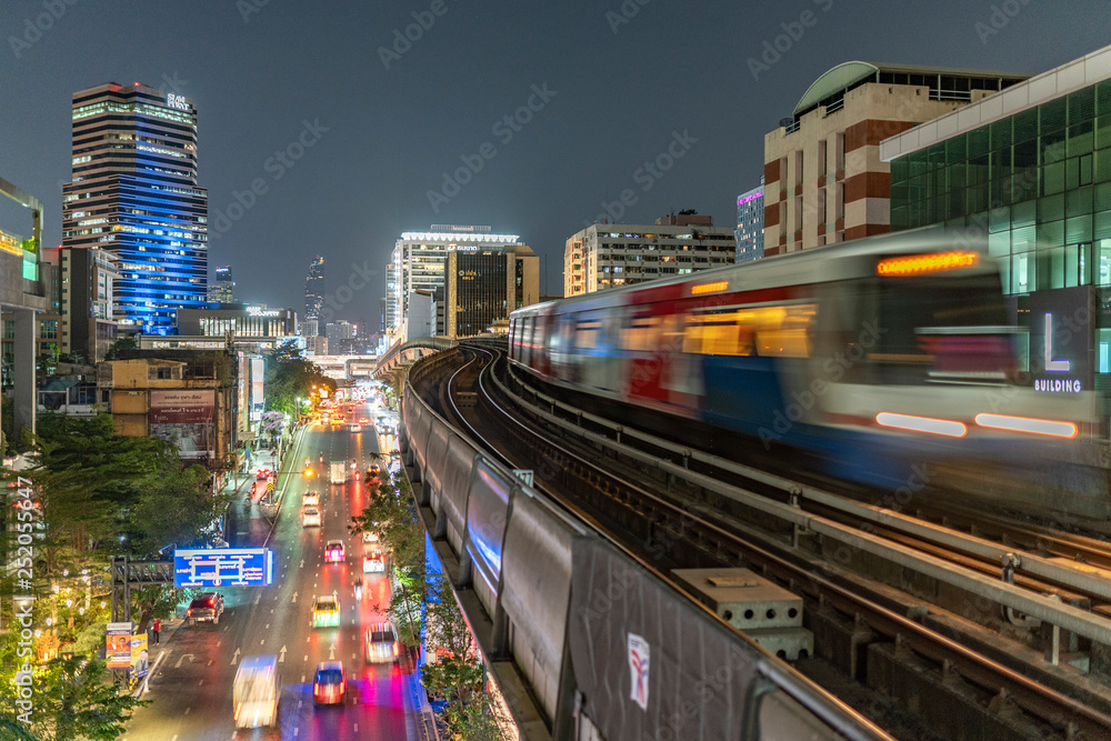 Fototapeta premium Bangkok Skytrain bei Nacht