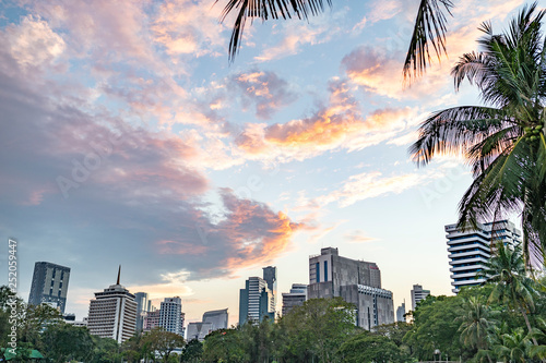 Bangkok Skyscaper in der Dämmerung; Thailand