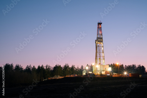 Fotografía Oil gas drilling rig on sunset background. Industrial concept