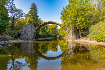 Papier peint photo Le Rakotzbrücke Rakotzbrücke reflet parfait sur l'étang  © Christian-Photo