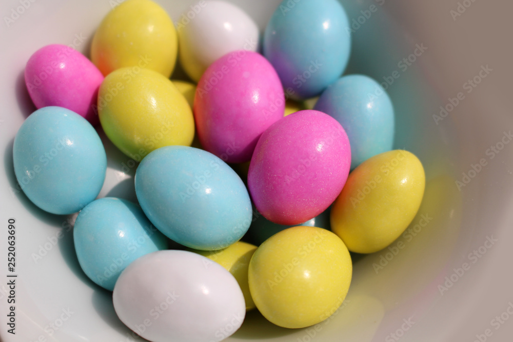 Huevos multicolor de chocolate con almendra Huevos multicolor de chocolate con almendra