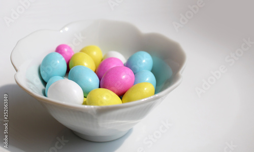 Huevos multicolor de chocolate con almendra