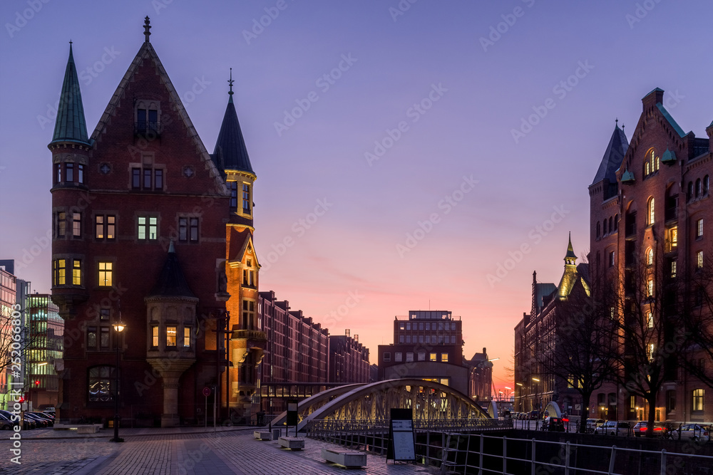 Pickenhuben Speicherstadt Hamburg am Abend entzerrt