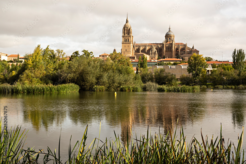 Catedral de Salamanca y río Tormes. Catedral de Salamanca y río Tormes.