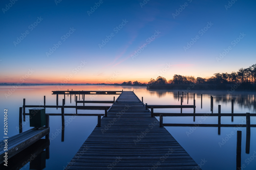 Fototapeta premium Spokojny świt na molo w Leekstermeer w Holandii.