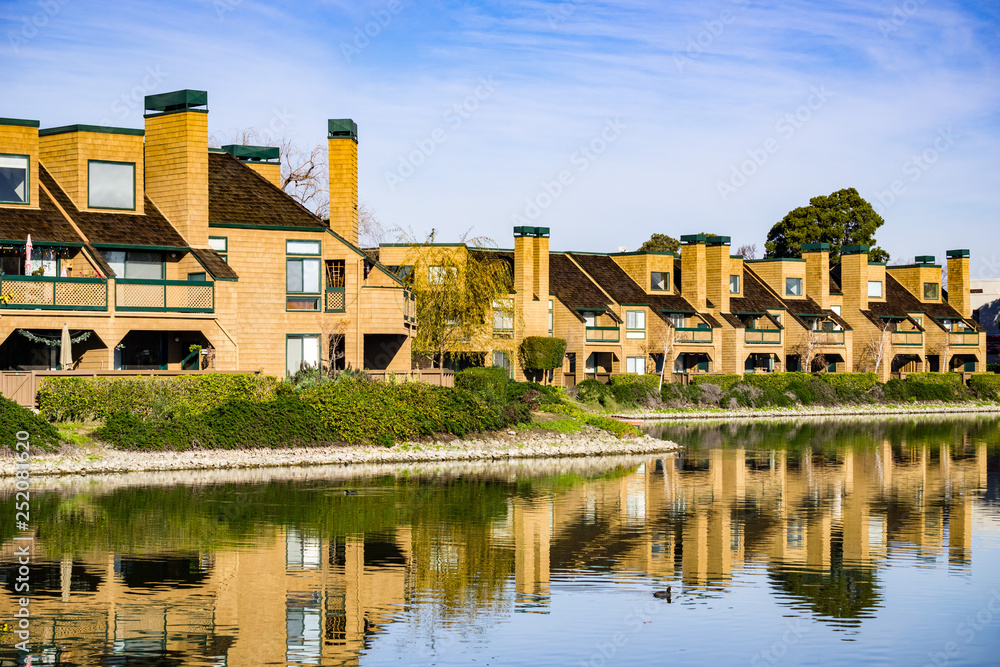 Obraz premium Apartment buildings on the shoreline of Belmont Channel, Redwood shores, California