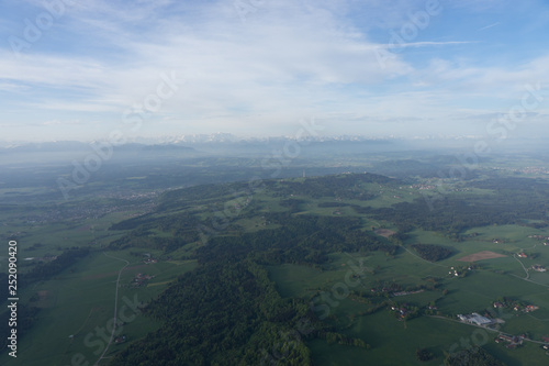 Landschaft im bayerischen Voralpenland - Blick aus dem Hei  luftballon