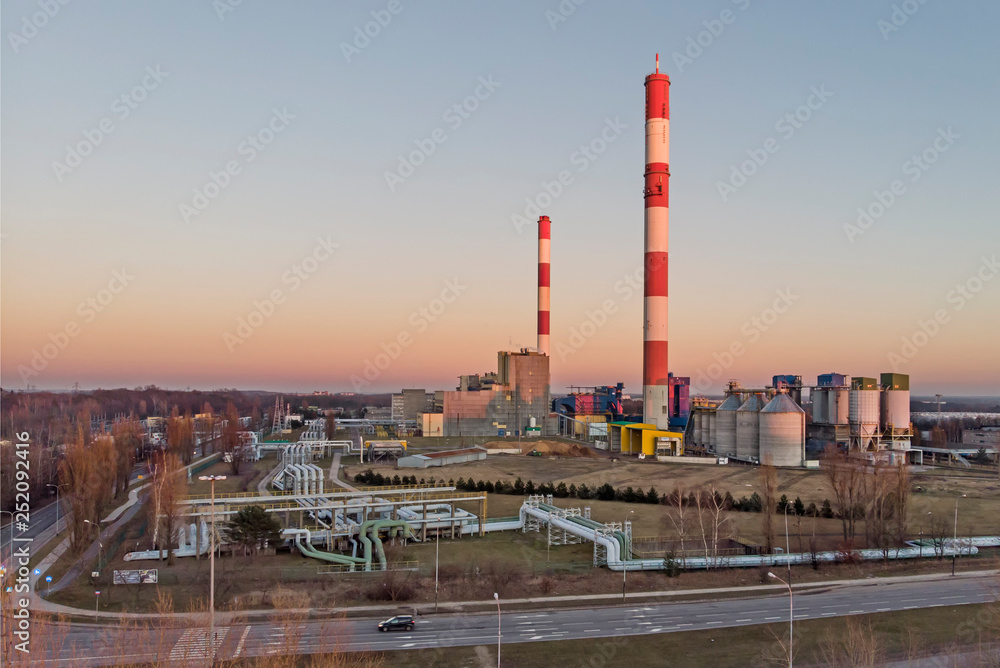 Kominy węglowej elektrociepłowni. Kominy węglowej elektrociepłowni.