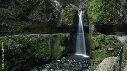 Wasserfall an einem Wanderweg auf Madeira.