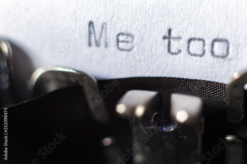 Canvastavla Word Me too typed on typewriter