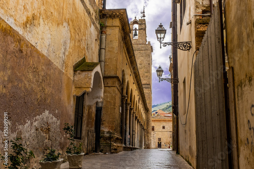Fototapeta Naklejka Na Ścianę i Meble -  Old Italian street in Sicily. Sicily village street scene.