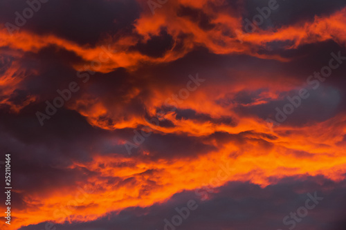 nuvole rosse al tramonto infuocato photo