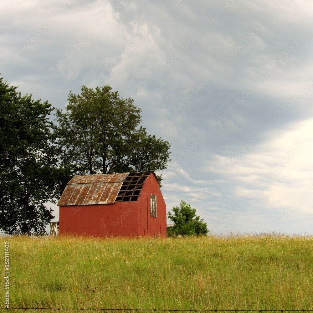 Fototapeta premium Barn in the field
