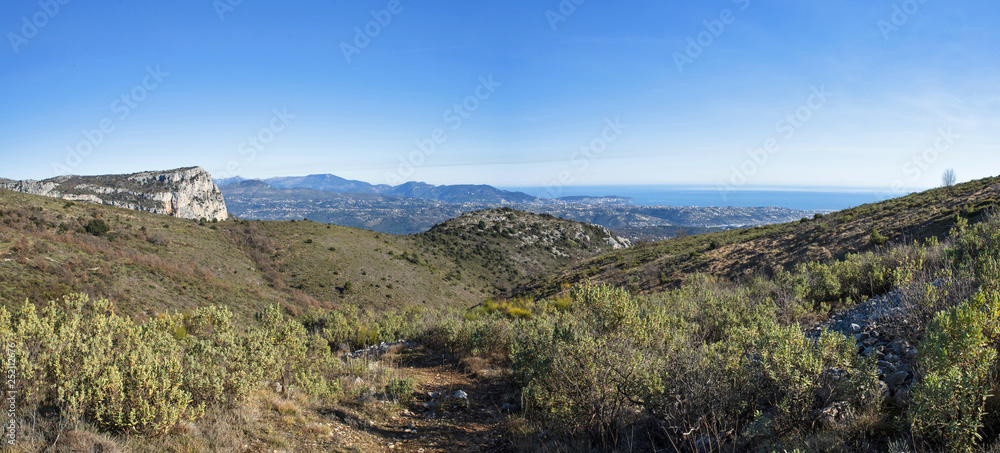 Parc naturel régional des Préalpes d'azur vue du baou des noirs sur la baie des anges Parc naturel régional des Préalpes d'azur vue du baou des noirs sur la baie des anges