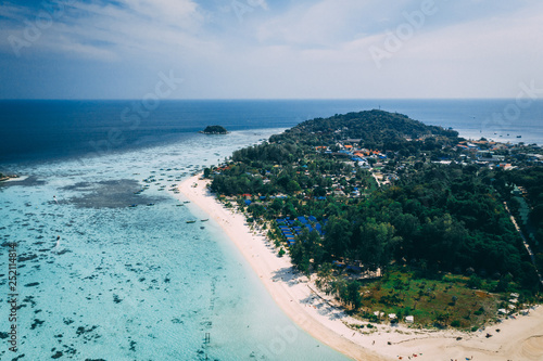 Fototapeta Naklejka Na Ścianę i Meble -  Paradise Island, crystal clear water, secret paradise, thailand on fyre, amazing shots, crystal clear blue water 