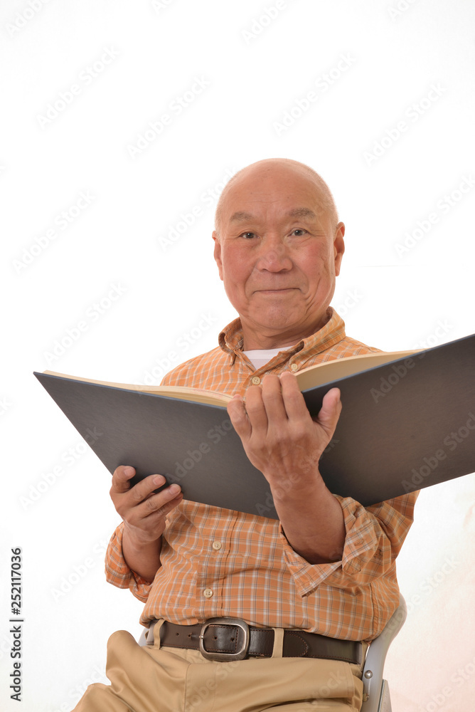 本を読む笑顔のシニア 本を読む笑顔のシニア