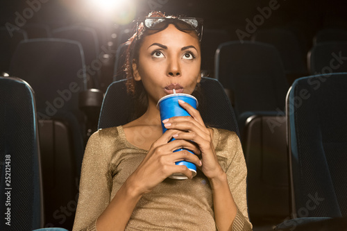 Φωτογραφία Gorgeous mature African woman alone at the movie theatre