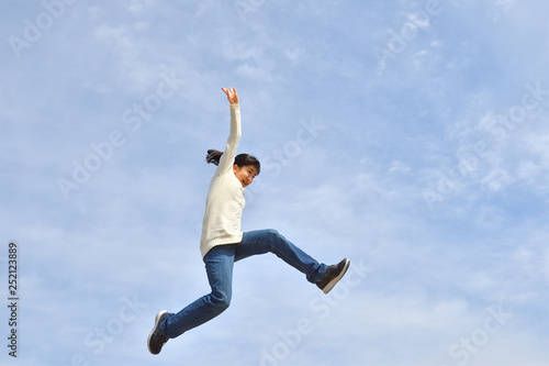 Wallpaper Mural 青空でジャンプする女の子 Torontodigital.ca