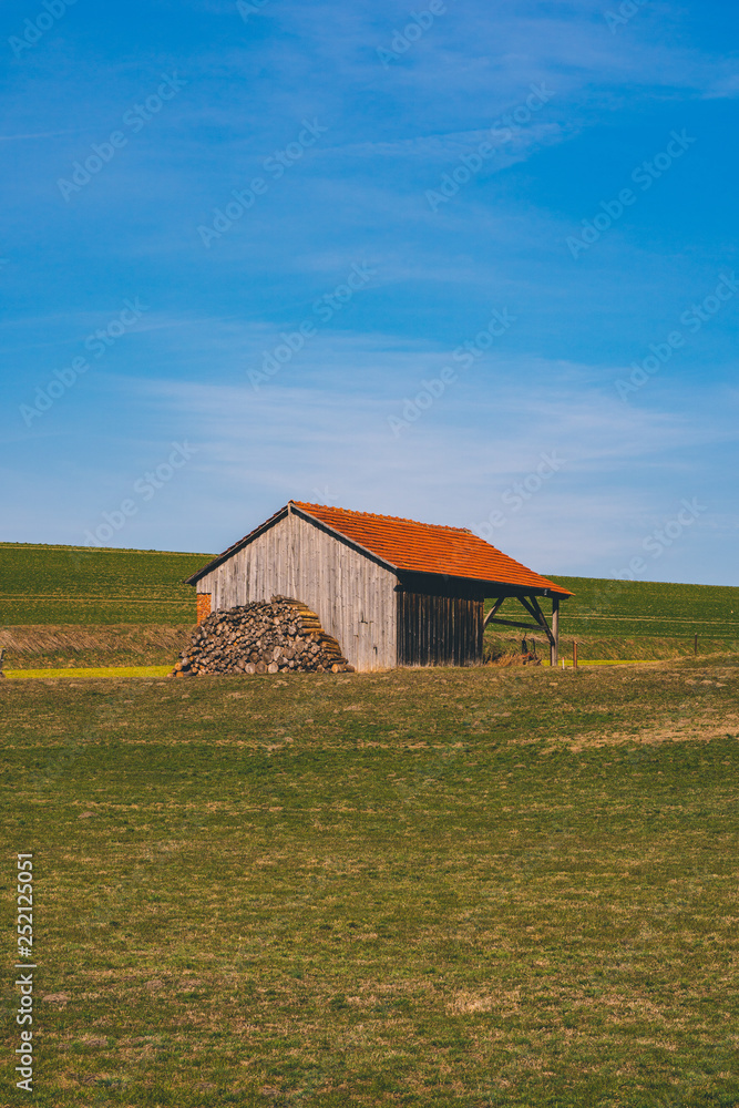 Obraz premium A barn on a wide field