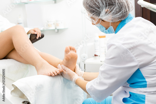 Obraz na plátně Professional pedicurist working at the salon