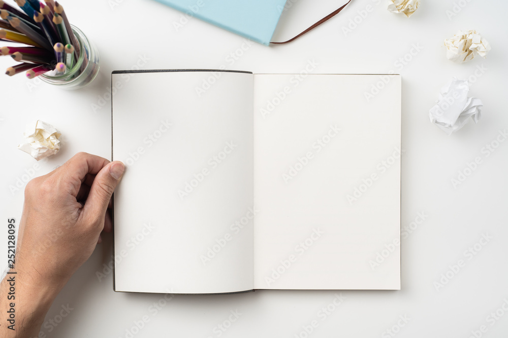 Obraz premium man hand hold brown notebook on white background