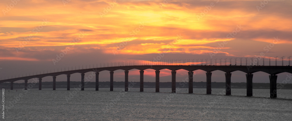 Fototapeta premium Coucher de soleil pont de l'ile de Ré Charente Maritime France