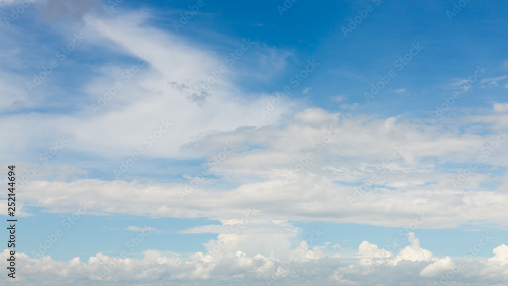 Naklejka premium dramatic cloud moving above blue sky, cloudy day weather background