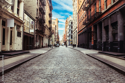 Stara kamienna ulica SoHo Downtown w Nowym Jorku ze sklepami detalicznymi i luksusowymi apartamentami