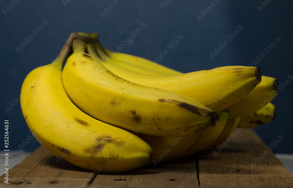 frescas y amarillas bananas. frescas y amarillas bananas.