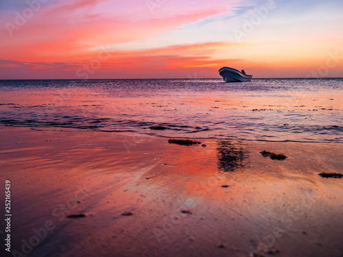 Obraz na płótnie Beautiful sunset over the Caribbean Sea as seen from the coast of Colombia w salonie