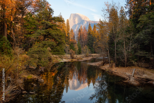 Fototapeta Naklejka Na Ścianę i Meble -  Beautiful American Landscape in Yosemite National Park, California, United States.