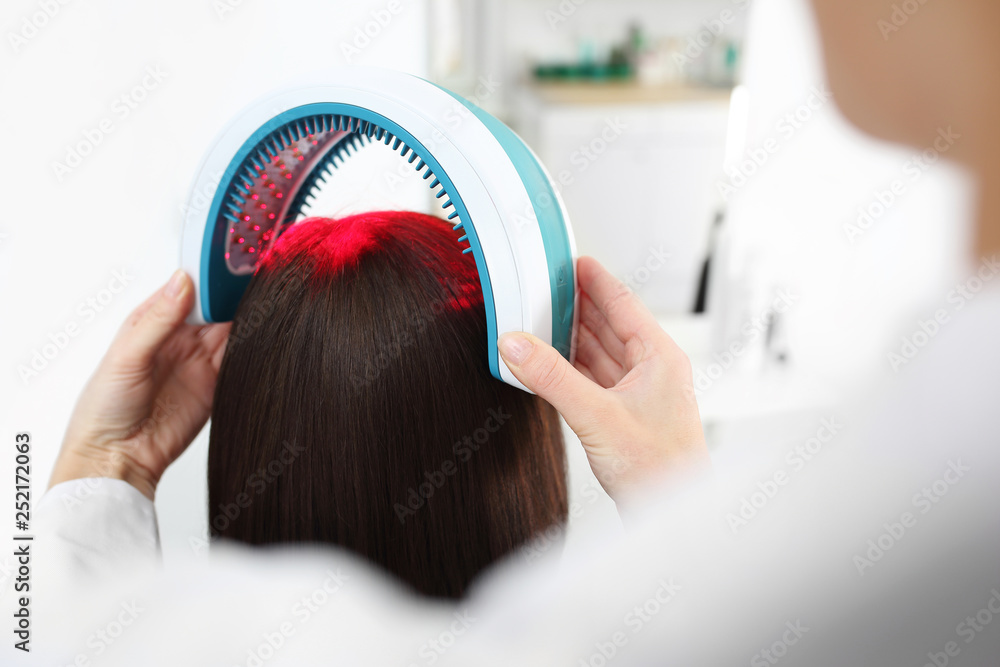 Fototapeta premium Laserowa terapia skóry głowy i włosów.