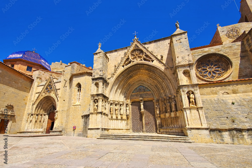 Kathedrale Santa Maria La Mayor in der mittelalterlichen Stadt Morella, Castellon in Spanien - cathedral Santa Maria La Mayor in the old medieval town of Morella