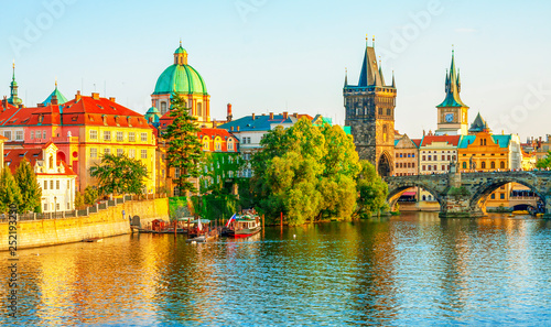 Fotografie Charles Bridge and architecture of the old town in Prague, Czech republic
