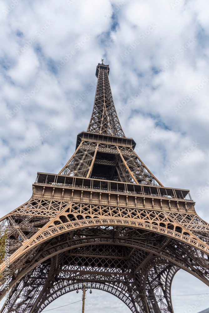 Torre Eiffel no céu nublado, Paris, França