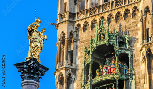 Mariensäule am Marienplatz mit Glockenspiel im Rathaus, Reise München Bayern