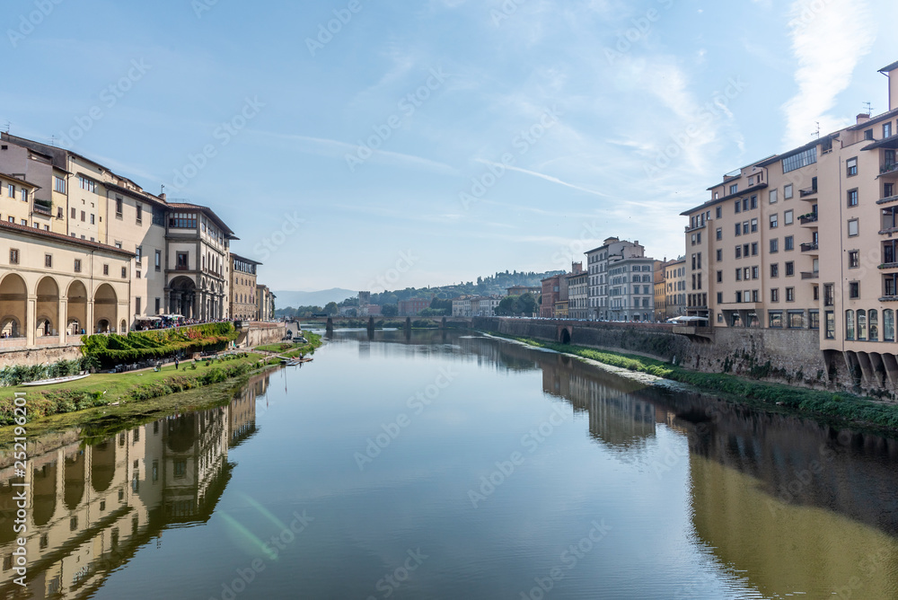 Vista do rio na ponte de Florença, Itália