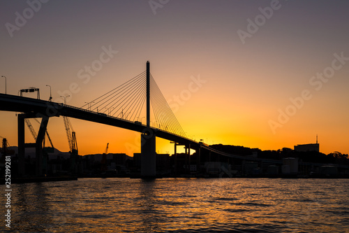 荒津大橋と夕日 © 雄司 北山