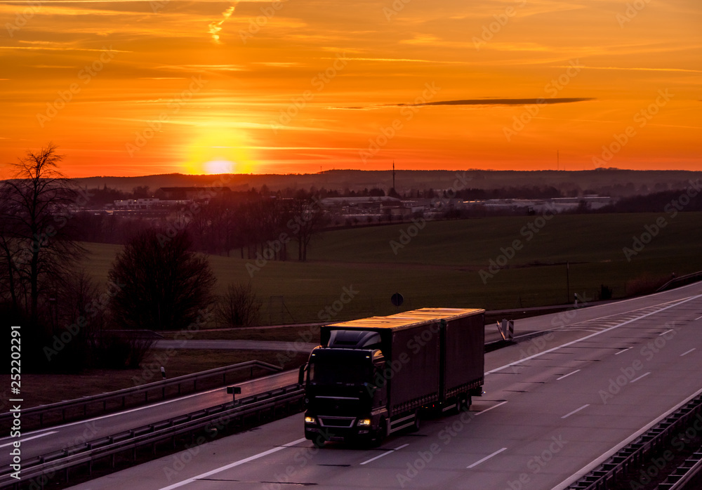 Lkw auf der Autobahn bei Sonnenuntergang
